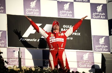 Primera carrera con Ferrari y primera victoria en Sakhir, uno de los circuitos fetiche de Alonso. Festival de Maranello, porque Massa fue segundo delante de Hamilton. Vettel no pudo defender su pole con el Red Bull, que ya era la referencia mecánica. 