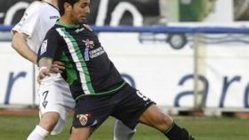 <b>GRAN TRIUNFO. </b>Ángel protege el balón en presencia del jugador del Albacete Alan Baró.