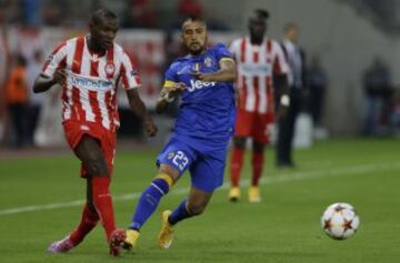 Eric Abidal suelta la pelota ante la marca de Vidal. 