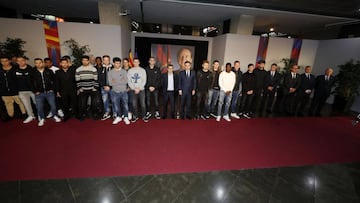 Los jugadores del Barcelona en el memorial de N&uacute;&ntilde;ez. 