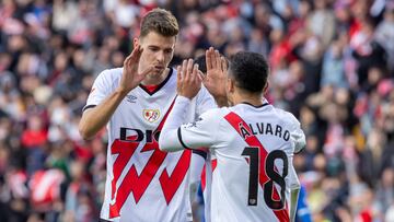 Gerard Gumbau (izquierda) celebra junto a Jorge De Frutos (derecha) el gol anotado por el primero ante el Alavés, durante el encuentro correspondiente a la jornada 11.