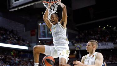 El ala pívot esloveno del Real Madrid Anthony Randolph (i) encesta ante la mirada de su compañero, Fabien Causeur, durante el partido de la primera jornada de Euroliga que disputan ante el Fenerbahce en el pabellón Wizink Center de Madrid.