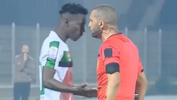 La furiosa reacción de un árbitro en Marruecos que dará la vuelta al mundo: te sorprenderá