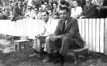 Manolo Olivares, sentado en el banquillo con traje y corbata, al lado del utillero Benjamín Simón, fue el entrenador del Zaragoza en la temporada 1946-47.