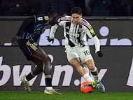 Soccer Football - Serie A - Pisa SC v Juventus - Arena Garibaldi - Stadio Romeo Anconetani, Pisa, Italy - December 27, 2025 Juventus' Kenan Yildiz in action with Pisa SC's Idrissa Toure REUTERS/Jennifer Lorenzini