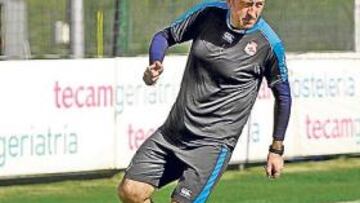 <b>EN FORMA. </b>Además de ampliar su curriculum, Lotina participa activamente en los entrenamientos.