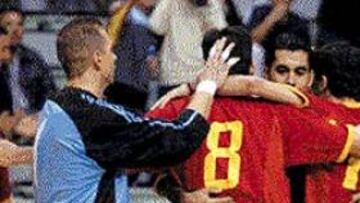 <b>OBJETIVO CUMPLIDO.</b> España celebró el triunfo y la clasificación.
