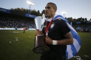 Goleador y figura del Huachipato campeón del Torneo de Clausura 2012. Después de pasos por España y Brasil, regresó a Chile. Hoy juega en Everton.