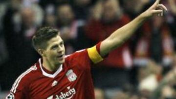 AGREDIDO. El jugador del Liverpool recibió un mecherazo en la cabeza en un córner.