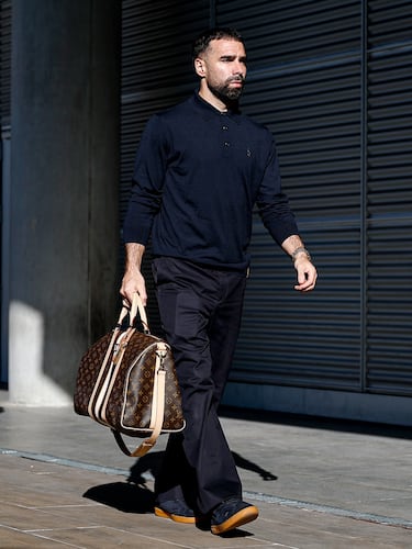 Dani Carvajal en la salida hacia Manchester. 