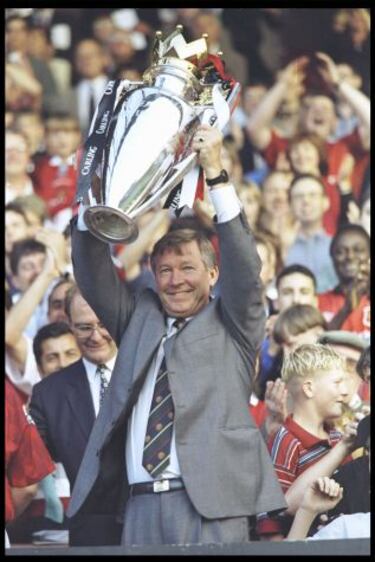 Agosto de 1996. Alex Ferguson entrenador del Manchester United mantiene en alto el trofeo de la Premier League antes del comienzo del partido amistoso de pretemporada entre el Manchester United y el Inter de Milan en Old Trafford.