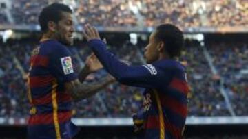 Alves y Neymar celebran el 1-0.