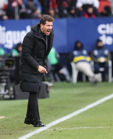 Simeone entrenador del Atlético de Madrid dando instrucciones desde la banda.