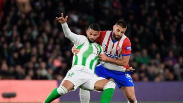 Real Betis' Brazilian midfielder #12 Willian Jose (L) fights for the ball with Girona's Spanish midfielder #05 David Lopez during the Spanish league football match between Real Betis and Girona FC at the Benito Villamarin stadium in Seville on December 21, 2023. (Photo by CRISTINA QUICLER / AFP)