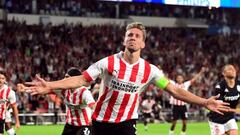 EINDHOVEN - Luuk de Jong of PSV Eindhoven celebrates the 3-2 draw during the UEFA Champions League third qualifying round match between PSV Eindhoven and AS Monaco at Phillips stadium on August 9, 2022 in Eindhoven, Netherlands. ANP OLAF KRAAK (Photo by ANP via Getty Images)
