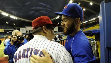 El alcalde de Montreal, Denis Coderre, se abraza con el catcher de los Toronto Blue Jays Russell Martin antes del partido.