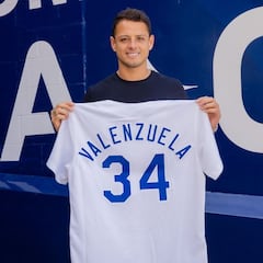 Chicharito homenajea a Fernando Valenzuela, leyenda de los Dodgers