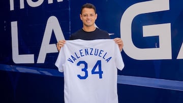 El delantero de LA Galaxy pos&oacute; con la playera del hist&oacute;rico lanzador mexicano, quien dejara una huella importante en las Grandes Ligas.