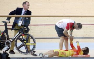 Tania Calvo cayó al suelo en la prueba de keirin al ser arrollado por dos de sus competidoras mientras remontaba. 