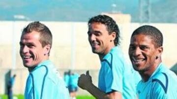 <b>DÍAS FELICES. </b>Duda, Weligton y Eliseu, como el resto de la plantilla blanquiazul, se ejercitaron muy sonrientes en la sesión de ayer.