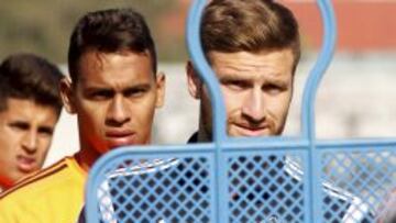 EN LA AGENDA. Mustafi y Cancelo son futbolistas por los que el Barcelona puede apostar en breve.