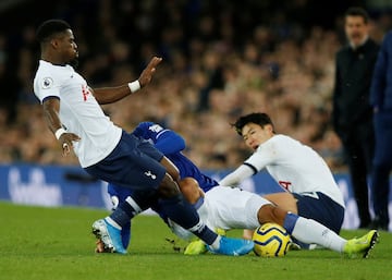 El jugador portugués se fracturó la pierna tras la entrada de Heung-MIng Son por detrás, para chocar en la caída con Serge Aurier.