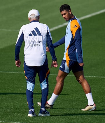 Ancelotti habla con Bellingham durante un entrenamiento reciente del Real Madrid.