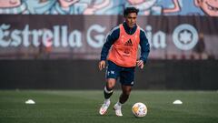 El mediocentro peruano Renato Tapia conduce el bal&oacute;n durante un entrenamiento del Celta en Bala&iacute;dos.