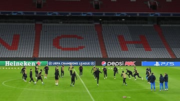 Team players of Barcelona warm up during a training session in Munich, southern Germany on December 7, 2021, on the eve of the UEFA Champions League Group E football match FC Bayern Munich vs FC Barcelona. (Photo by Christof STACHE / AFP)