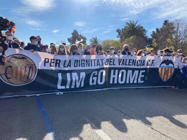 La afici¨®n del Valencia se manifiesta: 'Lim go home'