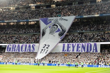 Toni Kroos, recibe el reconocimiento de los jugadores de ambos equipos y aficionados en el estadio Santiago Bernabéu. En la imagen, una gigantesca pancarta en forma de banderín de capitán y la frase, 'gracias, leyenda'.