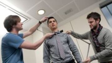 Los escultores del museo Madame Tussauds de Londres toman medidas a Cristiano.