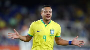 Vitor Roque celebrando un gol en el partido entre Argentina y Brasil en el Sudamericano Sub 20.