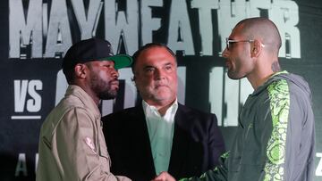 MEX6193. CIUDAD DE MÉXICO (MÉXICO), 21/08/2024.- El boxeadores estadounidenses Floyd Mayweather Jr (i), y John Gotti III (d), posan este miércoles al termino de una rueda de prensa en la Ciudad de México (México). Mayweather aseguró que podría vencer a Julio César Chávez, leyenda del boxeo mexicano, y a su hijo, Julio César Chávez Jr., con una mano en la misma noche. EFE/ Isaac Esquivel