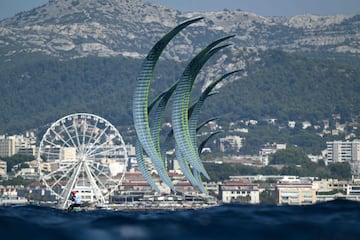 Competitors perform in race 2 of the Men�s formula kite kiteboarding event during the Paris 2024 Olympic Games sailing competition at the Roucas-Blanc Marina in Marseille on August 4, 2024. (Photo by Christophe SIMON / AFP)