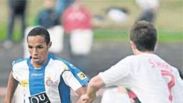 <b>DESTACADO. </b>Valdo conduce un contraataque ayer sobre el césped del campo del Glentoran.