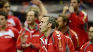 Alex Corretja anima a Nico Almagro en el quinto y &uacute;ltimo punto de la final de la Copa Davis 2012 ante la Rep&uacute;blica Checa.