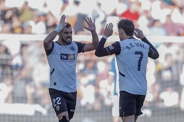 Luis Rioja festeja un gol con el Valencia ante el Alavés.