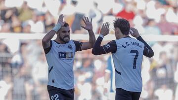 VALENCIA, 22/12/2024.- El centrocampista del Valencia Luis Rioja (i) celebra el primer gol de su equipo durante el partido de LaLiga ante el Alavés este domingo en el estadio de Mestalla en Valencia. EFE/ Kai Försterling