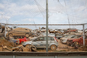 Montañas de coches en el terreno de juego. 