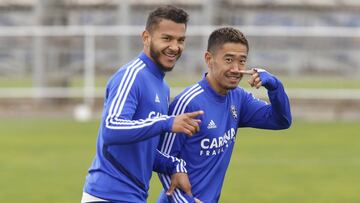 Luis Suárez, señalado por Kagawa, en un entrenamiento.