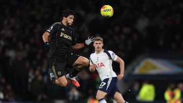 LONDON (United Kingdom), 29/11/2025.- Raul Jimenez of Fulham (L) in action during the English Premier League match between Tottenham Hotspur and Fulham in London, Britain, 29 November 2025. (Reino Unido, Londres) EFE/EPA/NEIL HALL EDITORIAL USE ONLY. No use with unauthorized audio, video, data, fixture lists, club/league logos, 'live' services or NFTs. Online in-match use limited to 120 images, no video emulation. No use in betting, games or single club/league/player publications.
