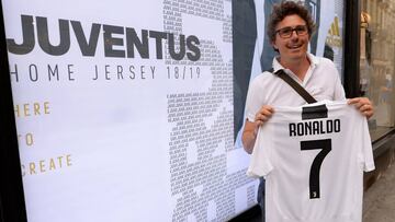 Aficionado comprando la camiseta de Cristiano Ronaldo de la Juventus