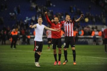 Muniain, Mikel Rico y Gurpegi celebran el pase a al final.