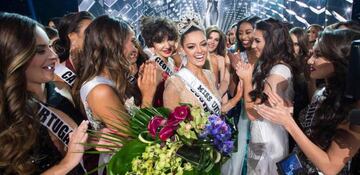 Demi-Leigh Nel-Peters se alzó con la corona y fue felicitada por sus competidoras.