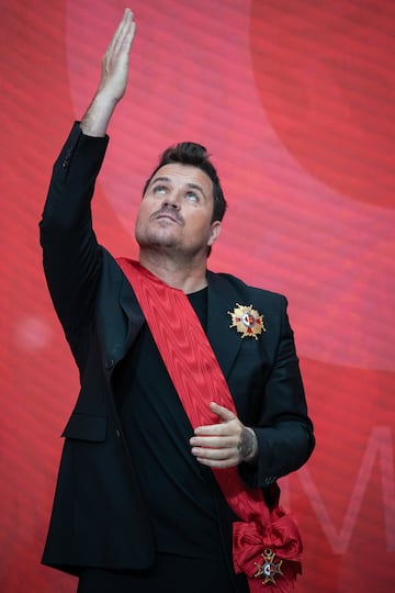 El cantante Dani Martín celebra su condecoración de la Orden del Dos de Mayo.