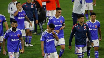 Futbol, Universidad Catlica vs Universidad de Chile.
Fecha 8, campeonato Nacional 2022.
Los jugadores de Universidad de Chile se lamentan luego de la derrota contra Universidad Catlica por el partido de primera division disputado en el estadio San Carlos de Apoquindo.
Santiago, Chile.
02/04/2022
Dragomir Yankovic/Photosport
Football, Universidad Catlica vs Universidad de Chile.
8 th date, 2022 National Championship.
Universidad de Chile's players react after defeat against Universidad Catlica's for the first division match held at the first division match held at the San CarlUos de Apoquindo stadium.
Santiago, Chile.
02/04/2022
Dragomir Yankovic/Photosport