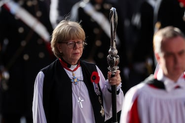 Sarah Mullally, miembro de los lores espirituales y arzobispa de Canterbury-designada desde el 3 de octubre de 2025, durante la ceremonia anual del Domingo del Recuerdo en el Cenotafio de Whitehall, en Londres.