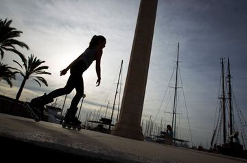 Una chica patina en Palma de Mallorca durante las franjas horarias permitidas en el plan de desescalada del Gobierno para luchar contra el brote del coronavirus en España. 