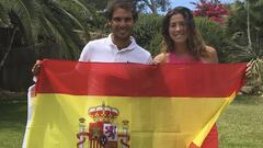Rafa Nadal y Garbi&ntilde;e Muguruza posan con la bandera de Espa&ntilde;a